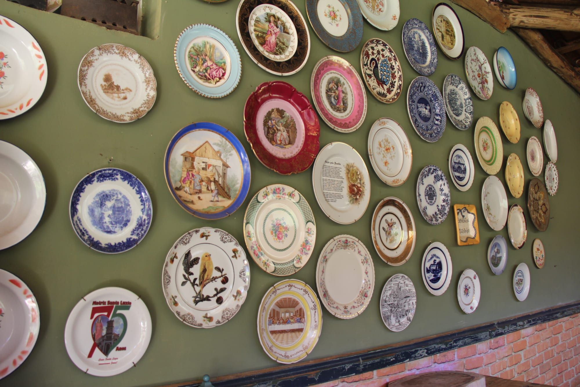 Parede decorada com coleção de pratos antigos