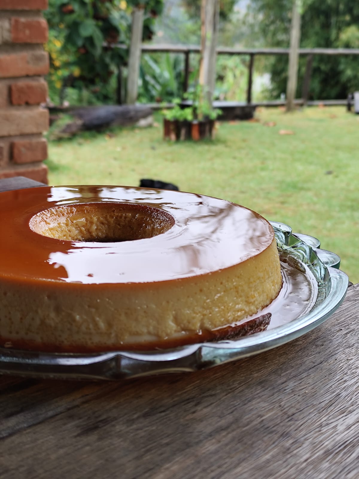 Pudim caseiro com calda de caramelo servido no Recanto da Prata