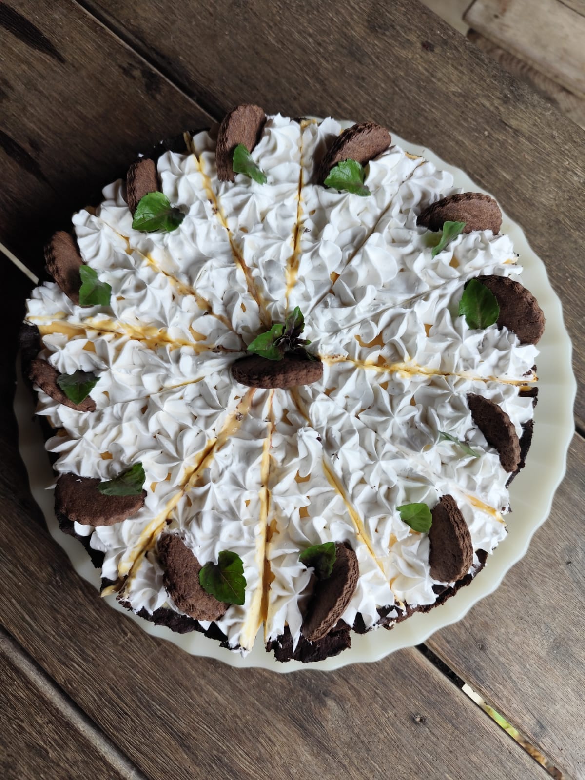 Torta gelada coberta com chantilly e biscoitos de chocolate